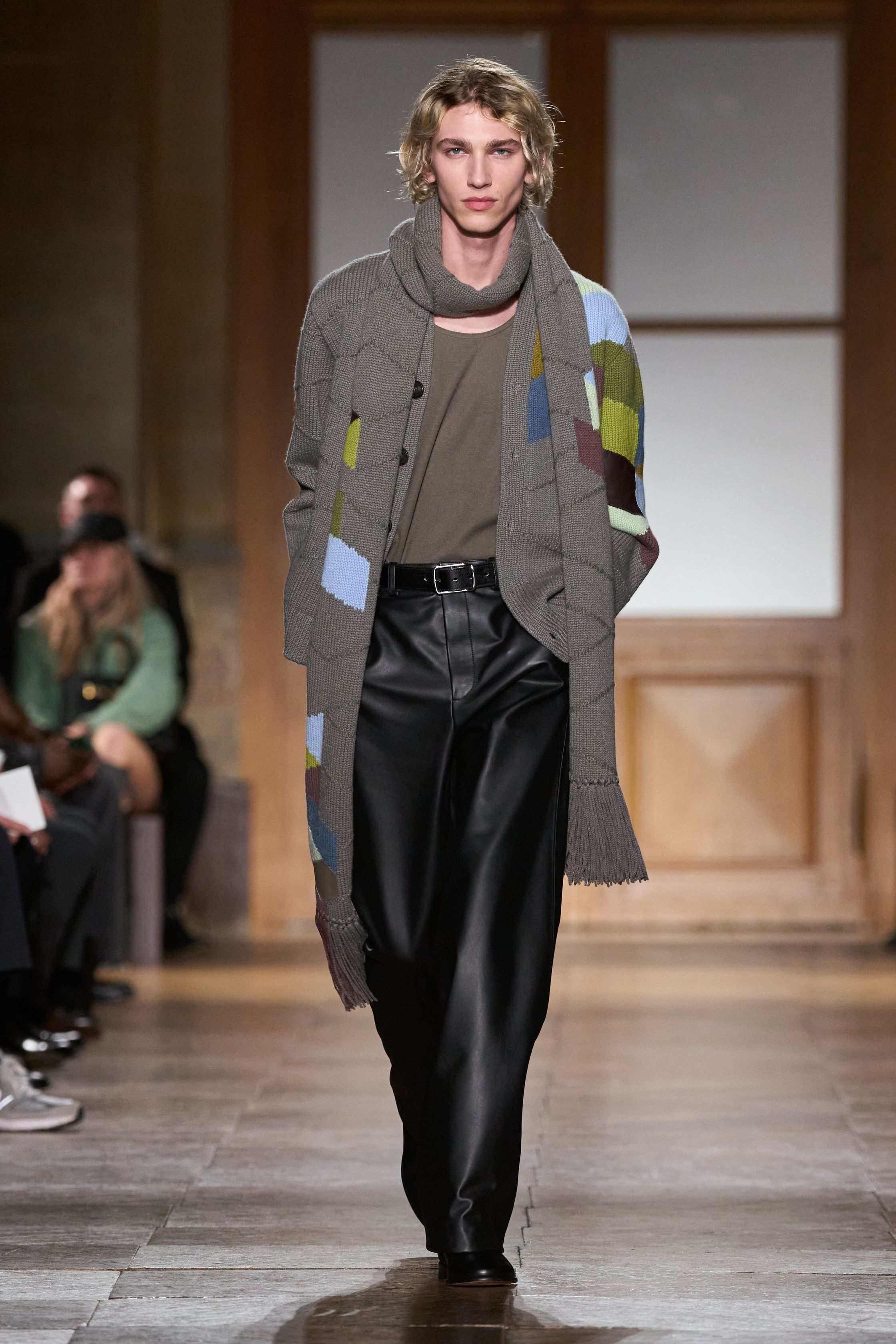 Hermès 2026秋冬以极致克制诠释当代奢华。精准剪裁、低调配色与顶级皮革共同构成安静而稳固的男性形象。黄色、防护外套与针织层次为传统正装注入功能性与轻微运动感，强调“行走中的优雅”。这是一种无需张扬的权威气质，Hermès 用时间、工艺与比例证明真正的高级并不需要宣言-顽石频道趋势研究